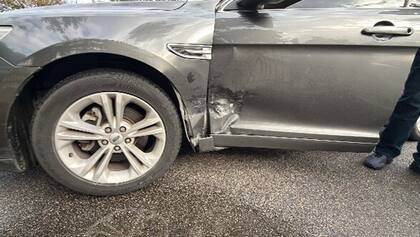 Los daños a uno de los vehículos del ICE que reportó el DHS tras el incidente en Texas