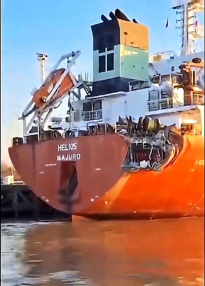 Los daños en la popa del petrolero Helios