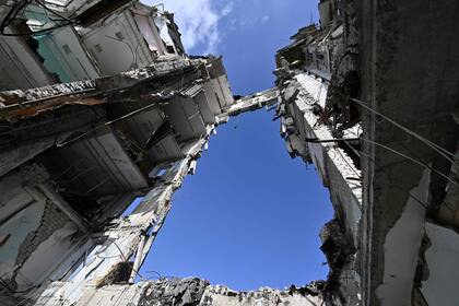 Los daños en un edificio público de Mykolaiv por un bombardeo ruso. (Photo by Genya SAVILOV / AFP)