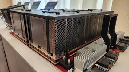 Los datacenter orientados a procesar los datos que dan vida a las inteligencias artificiales generativas requieren de procesadores especiales como los que AMD presentó esta semana