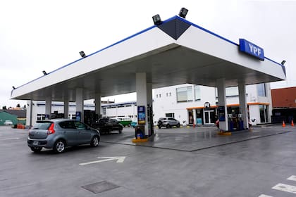 Los datos de consumo de combustible muestran que la recuperación de la demanda se frenó a partir de junio y en los últimos tres meses se vende un 27% menos que los volúmenes de febrero, previo al impacto de la pandemia; cuando se mira solo los datos de naftas (sin contar gasoil), la caída es aun may