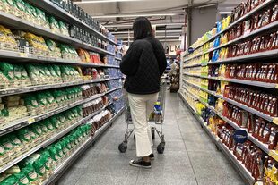 Los datos del primer trimestre del Ahora 12 muestran que se está "tarjetenado" alimentos, bebidas y productos de limpieza.