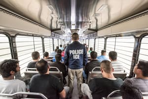 Los datos que revelan por qué el ICE prioriza arrestos de inmigrantes sin antecedentes penales, según el Washington Post