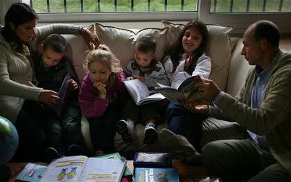 Silvina Kerr y su marido les enseñan a sus hijos en el living familiar