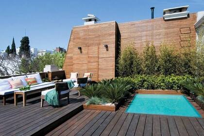 Los decks de madera son una alternativa para armar en el jardín, la terraza, la pileta o para el balcón