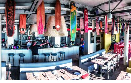 Los decorados con tablas colgantes es algo común en todos los bares