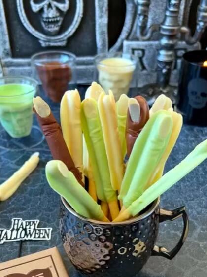 Los dedos tenebrosos de chocolate son una buena opción para ambientar tu casa durante la fiesta de Halloween