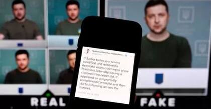 Los "deepfakes" o videos falsificados, también han visto mejorías con la IA. En este video falso de enero, el presidente de Ucrania Volodymyr Zelensky aparece diciendole a las tropas ucranianas que abandonen las armas