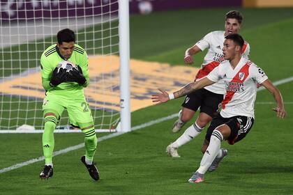 Los defensores de River arman un escudo de protección delante de Enzo Pérez, en un partido atípico.