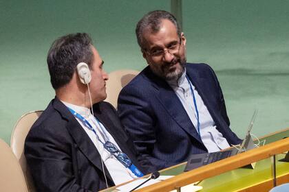 Los delegados de Irán se miran entre sí mientras el Secretario de Estado de Estados Unidos, Antony J. Blinken, se dirige a la conferencia de revisión del Tratado de No Proliferación Nuclear (TNP) de 2022, en la Asamblea General de las Naciones Unidas, el lunes 1 de agosto de 2022.