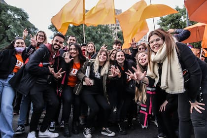 Los delegados estudiantiles celebran en la Facultad de Ciencias Económicas de la UBA