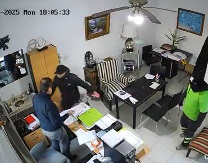 Los delincuentes amenazaron a uno de los empleados para que les diera el dinero