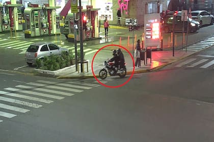 Los delincuentes captados por una cámara de seguridad en avenida del Libertador y Corrientes, en Vicente López