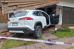 Los delincuentes chocaron contra una casa, en medio de la persecución