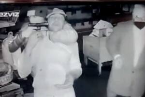 Los delincuentes confundieron al hombre con el dueño de la verdulería que estaban asaltando; le dispararon.