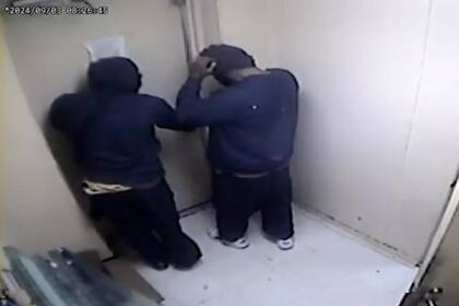 Los delincuentes en el momento previo a ingresar a la caja de seguridad