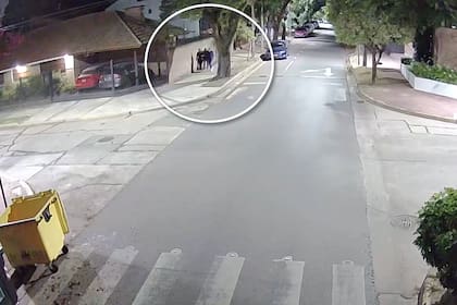 Los delincuentes fueron captados cuando caminaban hacia la casa de las víctimas