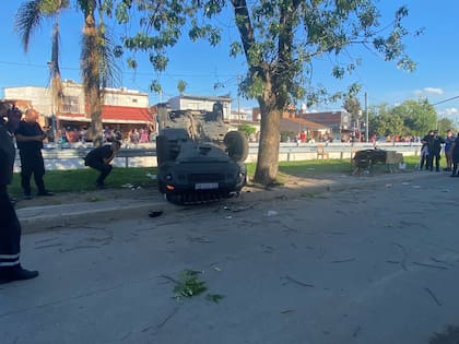 Los delincuentes perdieron el control y volcaron en Malvinas Argentinas tras robar un auto.