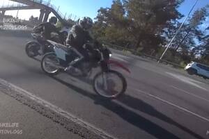 Un motociclista fue asaltado en Panamericana y lo registró con la cámara de su casco