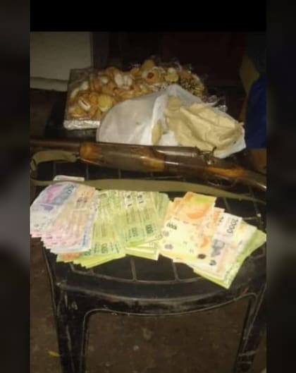 Los delincuentes subieron una foto con el botín y el arma utilizada