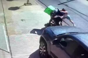 Una joven persiguió a un falso repartidor que le había robado el celular y le volteó la moto