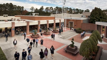 Los demandantes aseguran que las nuevas políticas migratorias infunden miedo entre los estudiantes y dificulta a las instituciones para "dar la bienvenida" en el nuevo ciclo escolar