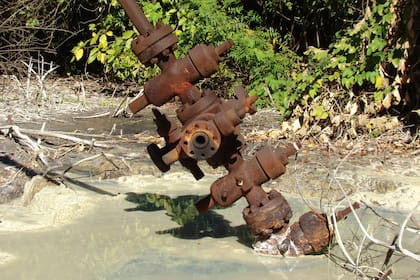 Los demandantes denunciaron que los pozos mal cerrados en Calilegua generan pérdidas contaminantes