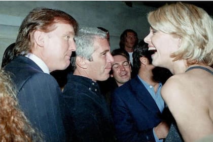Los demócratas publicaron nuevas fotos del archivo de Epstein en las que aparecen Trump, Clinton y Andrés