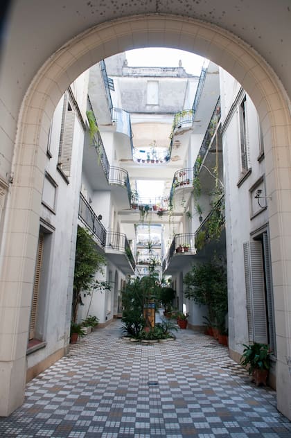 Los departamentos confluyen en una gran galería rectangular, tienen balcones, barandas de rejas y puentes construidos en un terreno de 25 metros de frente.