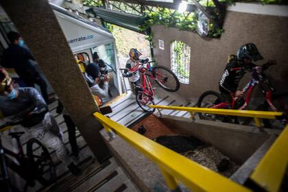 Los deportistas ascienden con sus bicicletas hacia la cima del cerro Monserrate