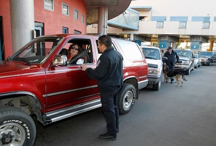 Los derechos de aduana son aranceles o impuestos que se aplican a las mercancías cuando se transportan a través de fronteras internacionales