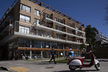 Parte del corredor Donado-Holmberg pertence a la traza de Saavedra. Allí, dominan los modernos edificios de 3 o 4 pisos, muy demandado por el segmento joven