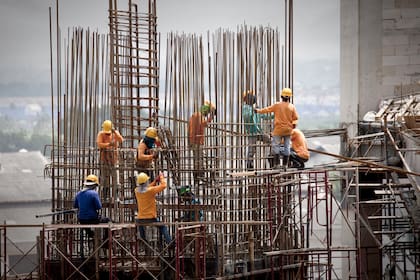 El precio de la construcción subiría por la devaluación, ya que hay materiales como el hierro cuyo valor depende de la cotización de la divisa, pero el comprador aún no siente el impacto