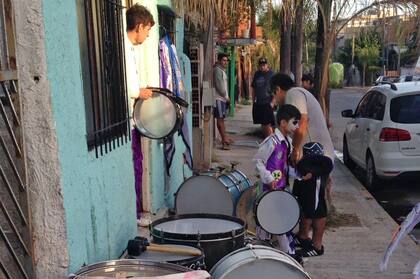 Los Desconocidos se preparan para salir de gira.