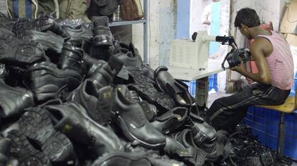 Los desechos de las marcas de moda vuelven a las zonas donde se radican los principales talleres del mundo en forma de donativo