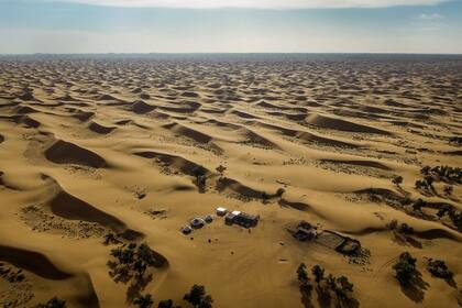 Una vista del hogar de la familia de Du Jinping, que vive en el lago swan en el desierto de Tengger