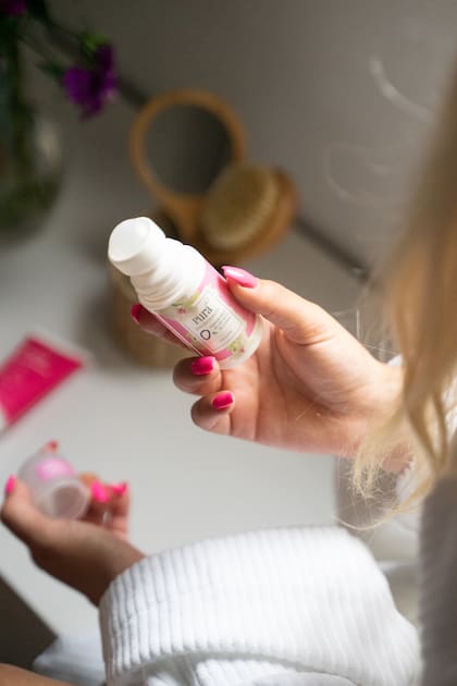 Los desodorantes de Pura son veganos, sin alcohol ni aluminio y con hidróxido de magnesio.