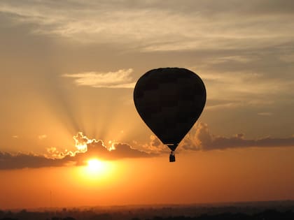 Los despegues se realizan preferentemente al amanecer, cuando los vientos se calman y el cielo se pone como un “mar de aceite