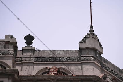 Los desprendimientos ponen en peligro a los vecinos que caminan por la vereda