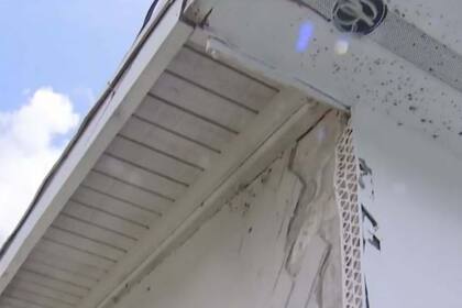 Los destrozos en el exterior de la casa donde cayó el rayo, en Florida