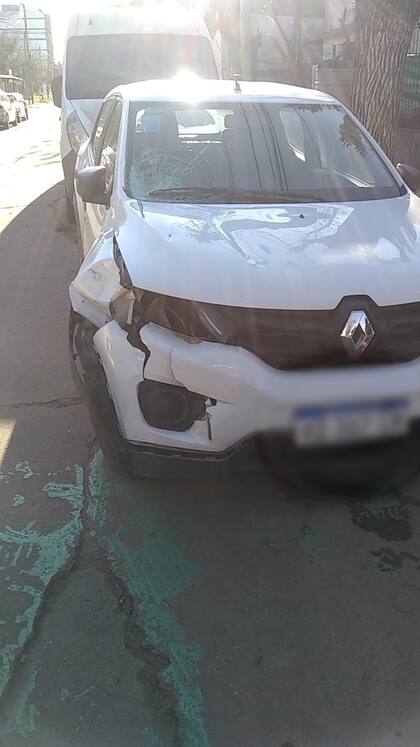 Los destrozos en la parte frontal del Renault Kwid tras el impacto dan cuenta de la magnitud del siniestro
