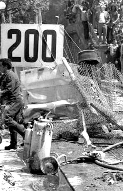 Los destrozos luego del vuelo del Embassy Hill manejado por Stommelen