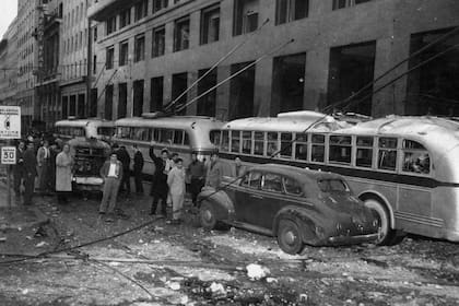 Los destrozos provocados por los bombarseos enemigos al gobierno de Perón alcanzaron edificios y vehículos, incluso del transporte público