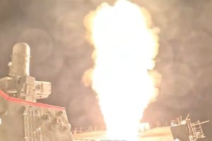 Los destructores de misiles guiados de la Sexta Flota de EE. UU. USS Cole (DDG 67) y USS Bulkeley (DDG 84) atacaron múltiples misiles balísticos iraníes en defensa de Israel desde el Mar Mediterráneo Oriental, el 1 de octubre de 2024.