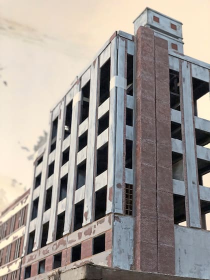 Los detalles de la maqueta son tan reales que dispusieron linternas para que el público aprecie grafitis, autos abandonados, ventanas, botellas vacías y demás elementos reproducidos a escala 1 en 1,25 de lo poco que quedó en pie.