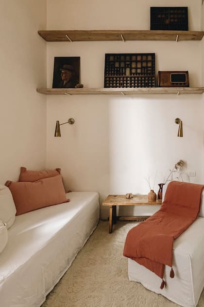 Los detalles en un color sobre la paleta clara son el caballito de batalla de Irene. La radio antigua, los cajones de una vitrina y un retrato antiguo balancean el ambiente que tiene un estilo más bien contemporáneo.