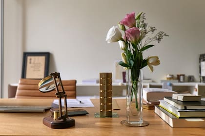 Los detalles hacen la diferencia a la vez que contribuyen a un clima calmo y delicado. Se exhiben obras de Mirtha Demisache y hay también esculturas de Luna Paiva.