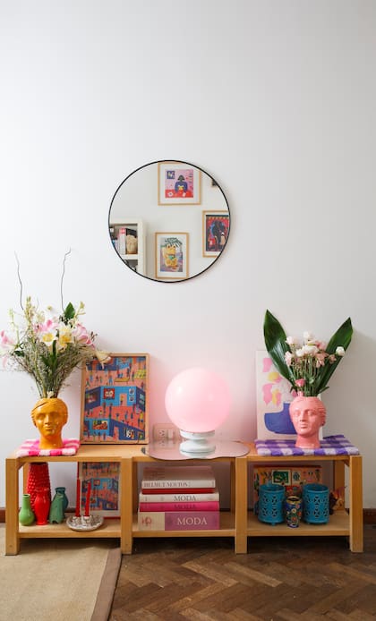 Los detalles marcan el estilo: libros de moda, lámpara de bola (Pana deco), floreros a tono (Eugenia Fernández Mele y @Floreria Morabito), y alfombra