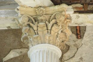 Los detalles ornamentales de las columnas del palacio Piria