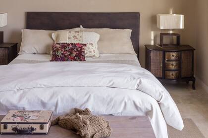 Los detalles puede ayudarte a lograr un aire romántico: almohadones, mantas y accesorios decoran y dan calidez al ambiente